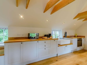 Oven, dishwasher, cookware/dishes/utensils - 2 Bed in Driffield (oc-88422) (Lund)