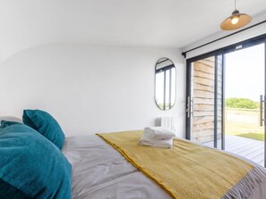 Travel crib, WiFi (free), bed sheets