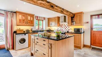 Oven, dishwasher, cookware/dishes/utensils