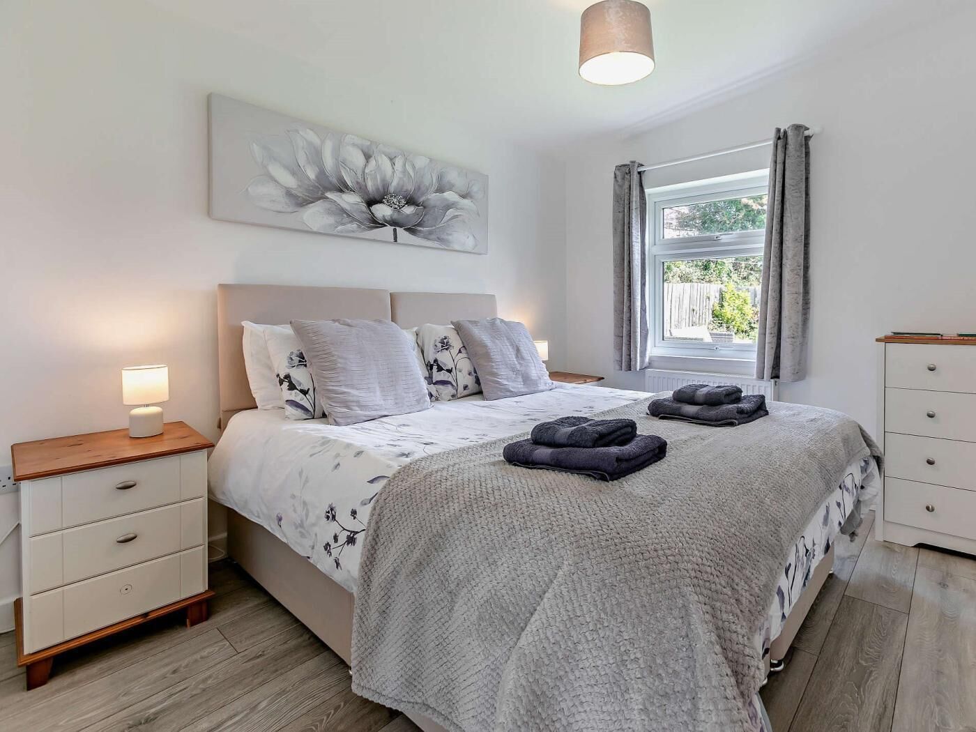 2 bedrooms, travel cot, free WiFi, bed sheets