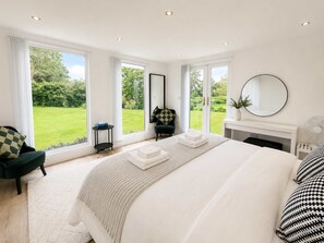 Iron/ironing board, Internet, bed sheets - Luxury 5BDR Riverside Retreat near Uxbridge (Harefield)