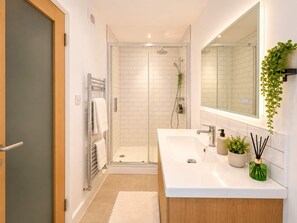 Shower, hair dryer, shampoo - Luxury 5BDR Riverside Retreat near Uxbridge (Harefield)