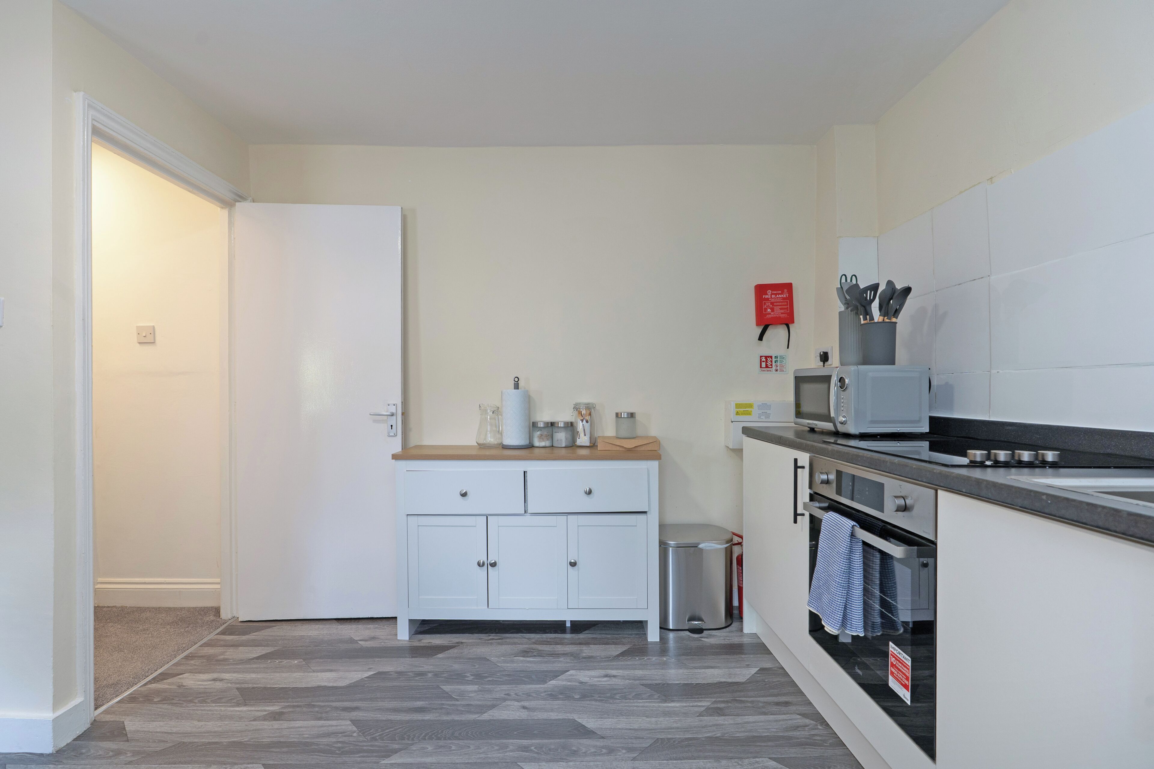 Een koffiezetapparaat/waterkoker, een koelkast, een magnetron, een oven