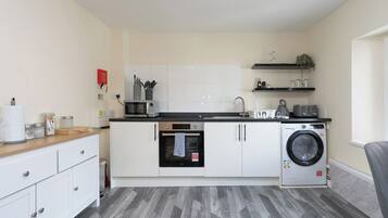 Coffee/tea maker, fridge, microwave, oven