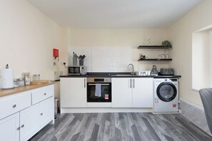 Coffee/tea maker, fridge, microwave, oven