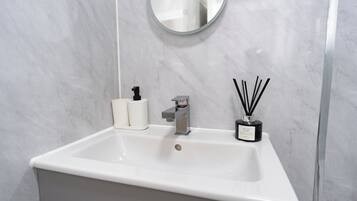 Bruser, hårtørrer, håndklæder, Shampoo
