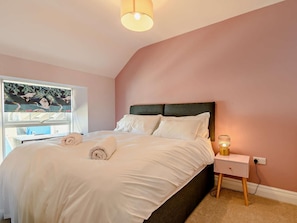 Travel cot, free WiFi, bed sheets - 5 Bed in Tenby (oc-89074) (Tenby)