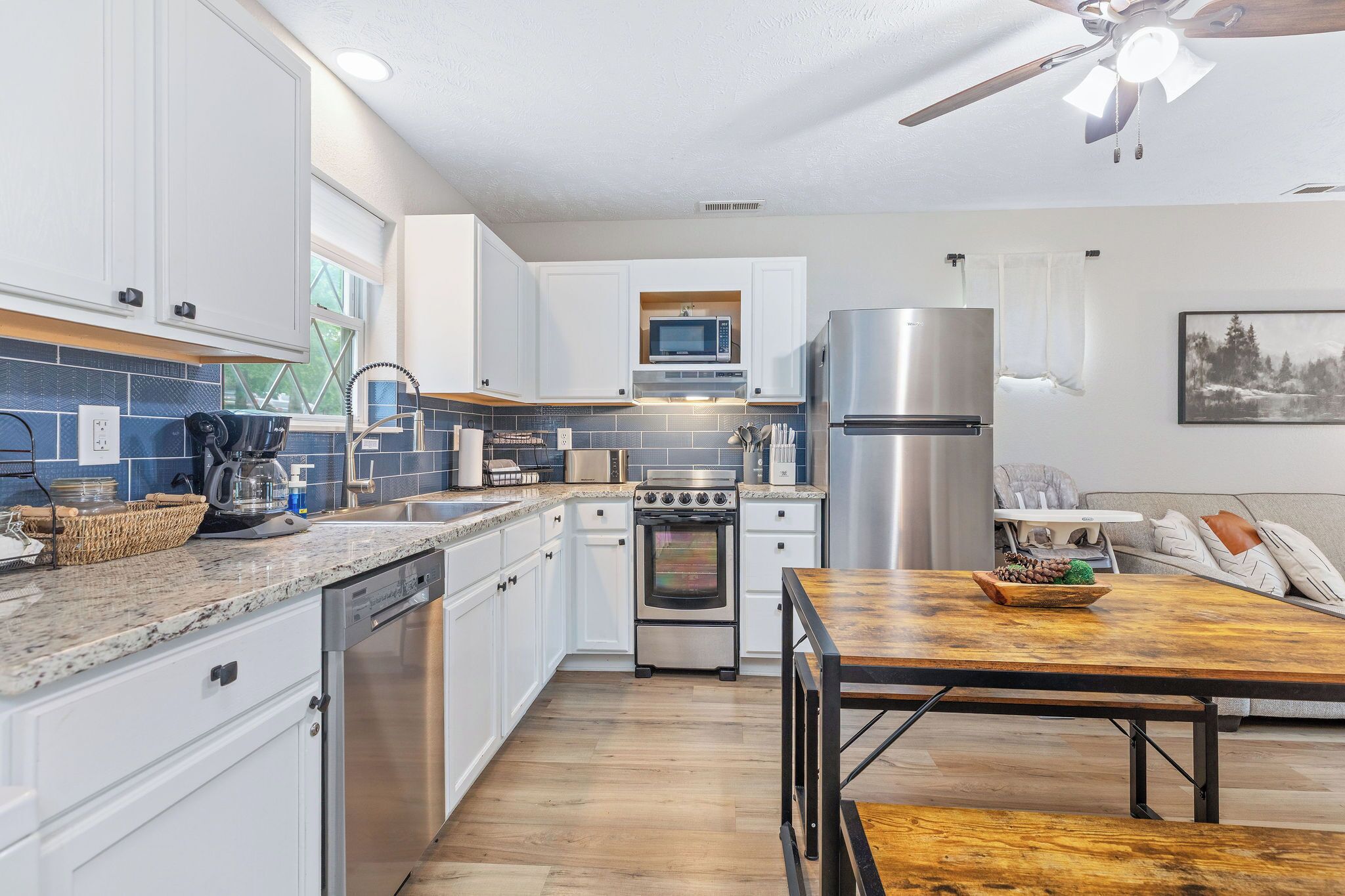 Coffee/tea maker, fridge, microwave, oven