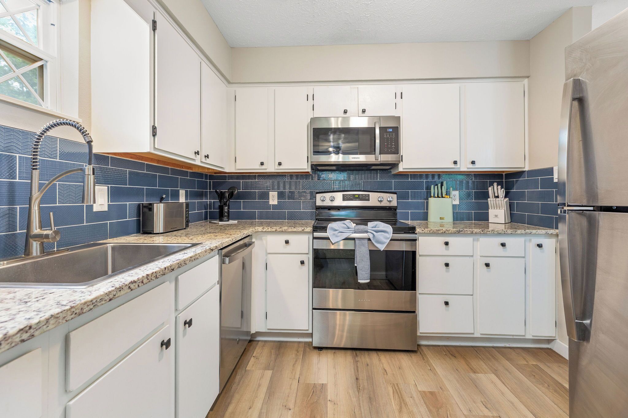 Coffee/tea maker, fridge, microwave, oven