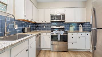 Coffee/tea maker, fridge, microwave, oven
