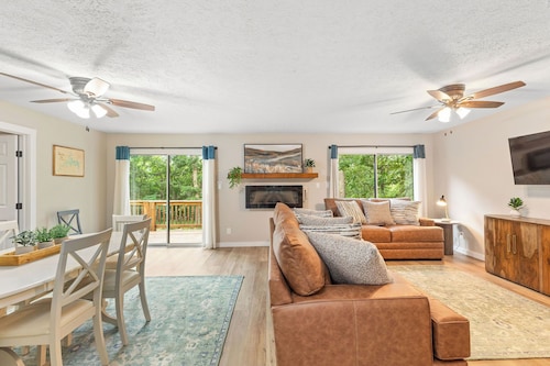 Lakefront Home w/ Hot Tub | Arcade | Near SDC