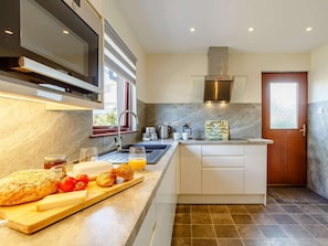 Oven, dishwasher, high chair, cookware/dishes/utensils - 2 Bed in Nairn (oc-89176) (Nairn)