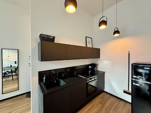 Wasserkocher mit Kaffee-/Teezubehör, Kühlschrank, Ofen, Herdplatte