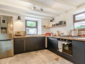 Oven, dishwasher, high chair, cookware/dishes/utensils - 4 Bed in Hawes (oc-89363) (Hawes)