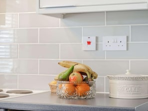 Oven, cookware/dishes/utensils - 1 Bed in Broadstairs (oc-89359) (Broadstairs)