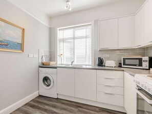 Oven, cookware/dishes/utensils - 1 Bed in Broadstairs (oc-89359) (Broadstairs)