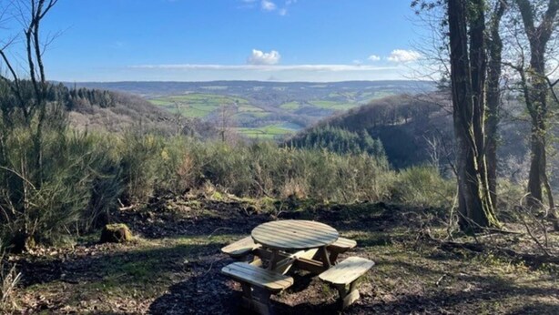 Ein Picknicktisch in einer natürlichen Umgebung mit Blick auf ein Tal.