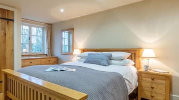 3 bedrooms, travel cot, free WiFi, bed sheets