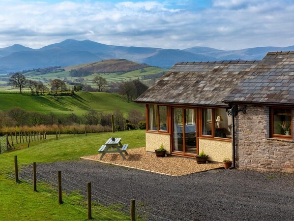 Outdoor dining - 1 Bed in Brecon (oc-bn055) (Garthbrengy)