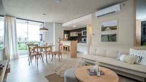 A modern apartment with a dining area, kitchen, and living room. - Corporate Stays Insignia City - A44 (Asunción)