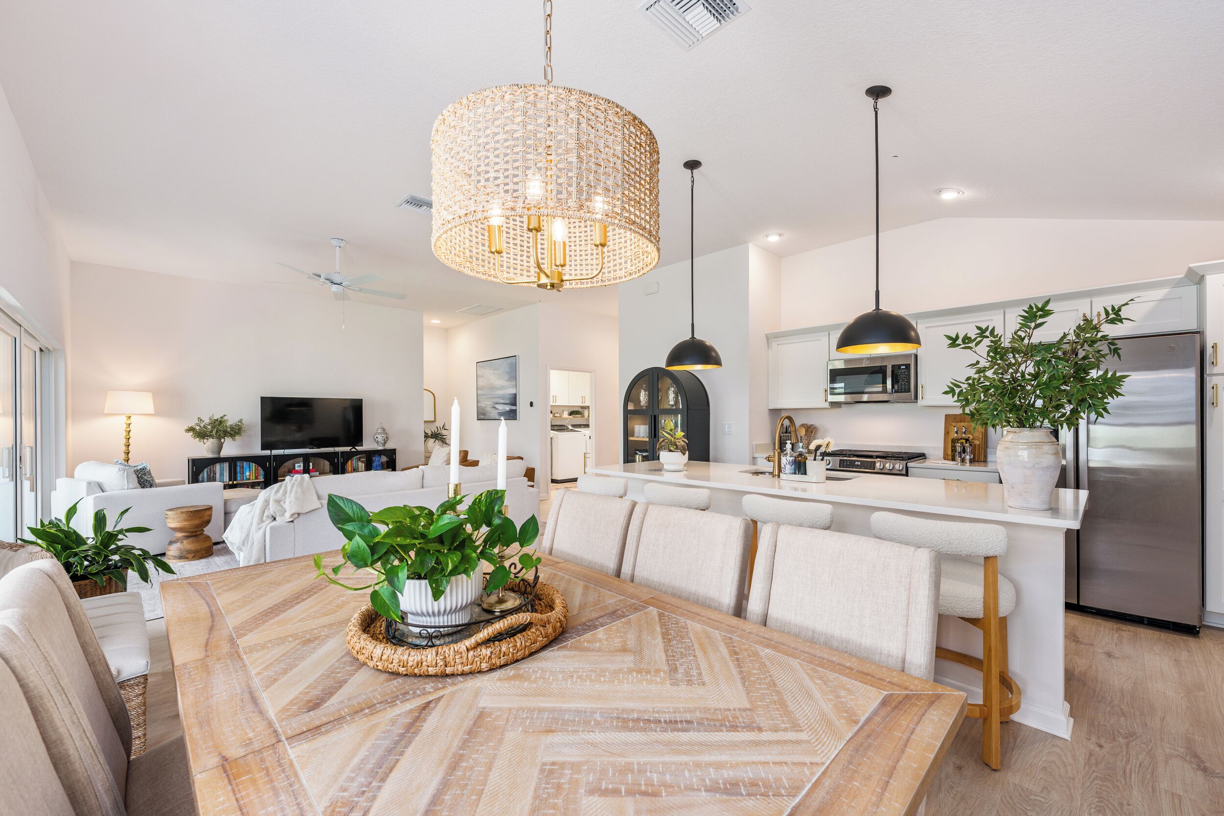 Una sala de estar moderna con una mesa de comedor, sofá y televisor.