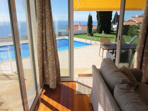 A room with a large sliding glass door leading to a pool and a view of the sea. - Villa Hansen in Funchal suburb - Cristo Rei
Pool Sea views garden grill beach ! (Caniço)