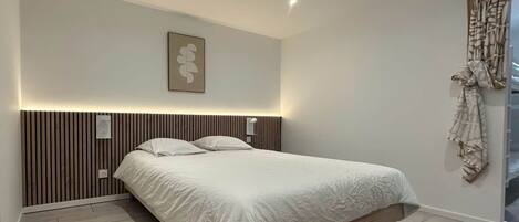 2 bedrooms, iron/ironing board, travel crib, WiFi (free)