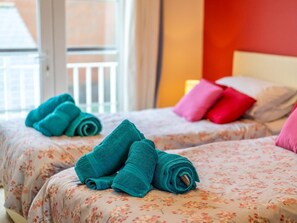Travel cot, free WiFi, bed sheets - 4 Bed in Camber (oc-bt091) (Camber)
