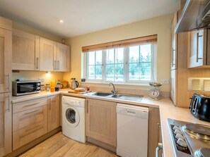Oven, dishwasher, high chair, cookware/dishes/utensils - 4 Bed in Camber (oc-bt091) (Camber)