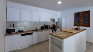Wasserkocher mit Kaffee-/Teezubehör, Kühlschrank, Mikrowelle, Ofen