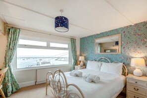 3 bedrooms, travel cot, free WiFi, bed sheets - 3 Bed in Brixham (oc-bx030) (Brixham)