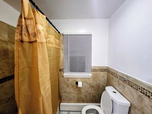 Haartrockner, Handtücher, Seife, Toilettenpapier