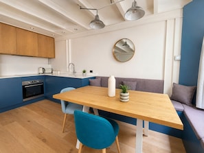 Apartment | Private kitchen | Fridge, microwave, oven, stovetop - Charmant Appartement 2 Chambres au 16e (Paris)