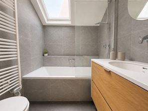 Apartment | Bathroom | Free toiletries, towels, soap, shampoo - Charmant Appartement 2 Chambres au 16e (Paris)