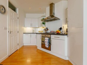 Oven, dishwasher, high chair, cookware/dishes/utensils - 2 Bed in Ilfracombe (oc-caps8) (Ilfracombe)