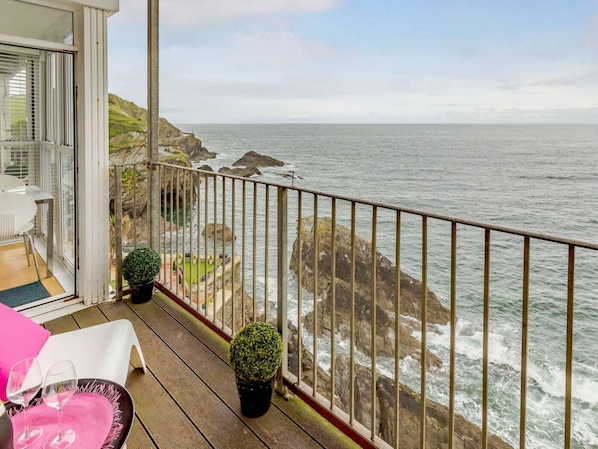 Property grounds - 2 Bed in Ilfracombe (oc-caps8) (Ilfracombe)
