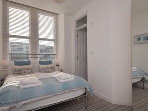 Travel cot, free WiFi, bed sheets - 2 Bed in Ilfracombe (oc-caps8) (Ilfracombe)