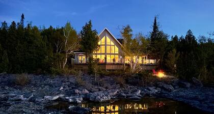 Captain's Lookout | Waterfront | 22' Windows | Starlink | Kayaks