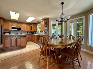 Dining - Waterfront | 22' Windows | Starlink | Kayaks (Tobermory)