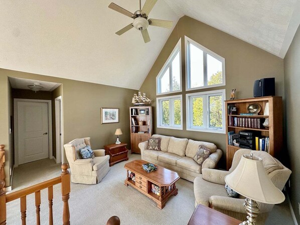 Living area - Waterfront | 22' Windows | Starlink | Kayaks (Tobermory)