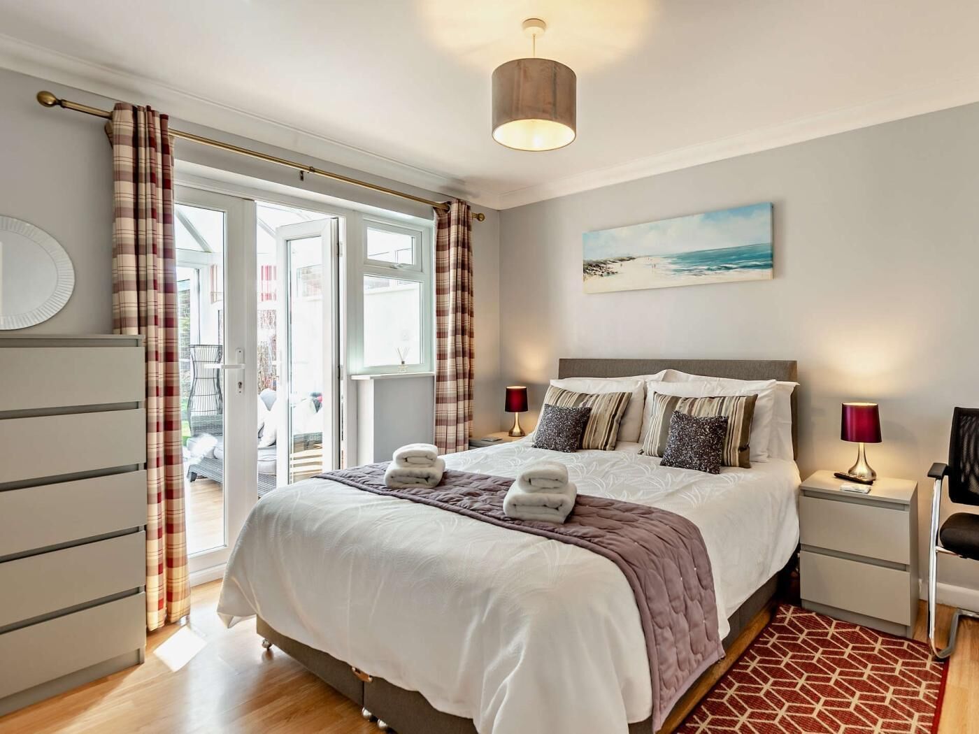 2 bedrooms, travel crib, WiFi (free), bed sheets