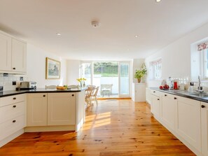 Microwave, oven, dishwasher, high chair - 4 Bed in Wareham (oc-chric) (West Lulworth)