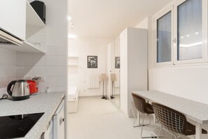 Fridge, toaster - A cozy 35 sqm studio apartment, ideal for two people, located on the second floor of a building without an elevator (access via stairs).The apartment enjoys a strategic location, just steps away from Milan's Chinatown and the impressive Monumental Cemete (Milan)