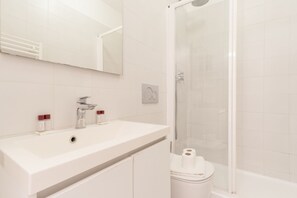 Shower, towels - A cozy 35 sqm studio apartment, ideal for two people, located on the second floor of a building without an elevator (access via stairs).The apartment enjoys a strategic location, just steps away from Milan's Chinatown and the impressive Monumental Cemete (Milan)