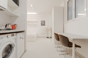 Interior - A cozy 35 sqm studio apartment, ideal for two people, located on the second floor of a building without an elevator (access via stairs).The apartment enjoys a strategic location, just steps away from Milan's Chinatown and the impressive Monumental Cemete (Milan)