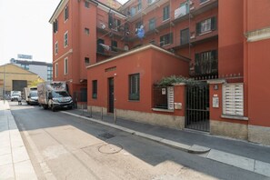 Exterior - A cozy 35 sqm studio apartment, ideal for two people, located on the second floor of a building without an elevator (access via stairs).The apartment enjoys a strategic location, just steps away from Milan's Chinatown and the impressive Monumental Cemete (Milan)