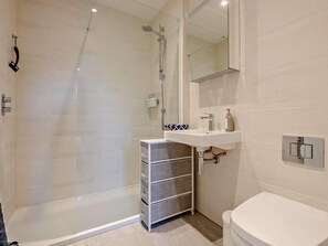 A modern bathroom with a glass-enclosed shower, a white sink, and a toilet. - 2 Bed in Plymouth (oc-93195) (Plymouth)
