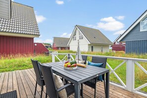 Outdoor dining - "Kieler Sprotte" Marina Wendtorf holiday home by the beach with a light sea view (Wendtorf)