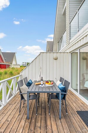 Outdoor dining - "Kieler Sprotte" Marina Wendtorf holiday home by the beach with a light sea view (Wendtorf)