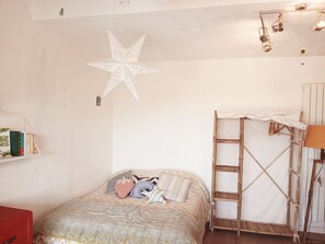 2 bedrooms, bed sheets - Charming studio apartment in the Cassy harbor (Lanton)